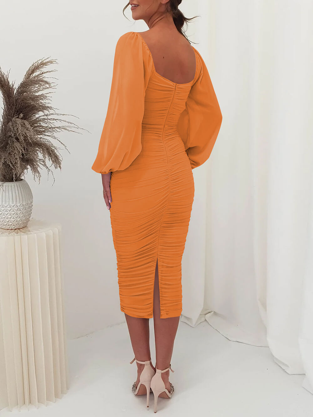 Midi pleated dress made of knitted material with long sleeves