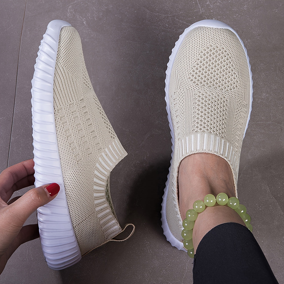 Ultra-lightweight non-slip sneakers