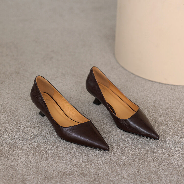 Low-heeled leather pumps