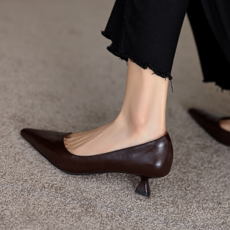 Low-heeled leather pumps