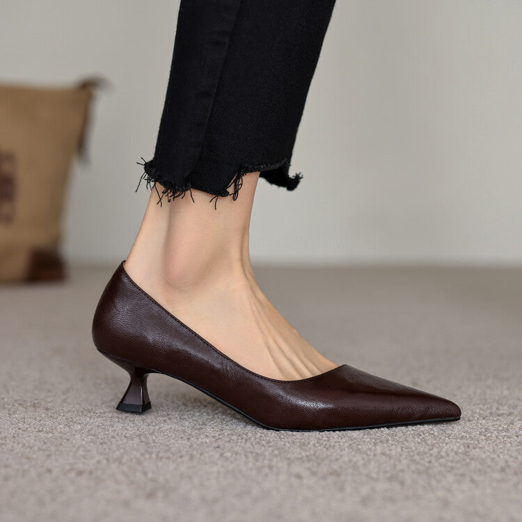 Low-heeled leather pumps