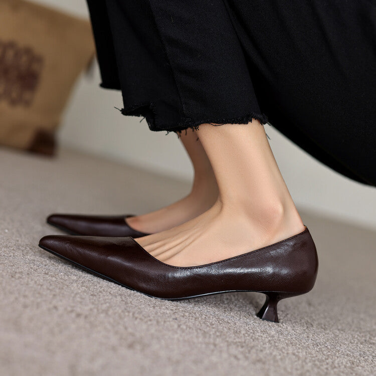 Low-heeled leather pumps