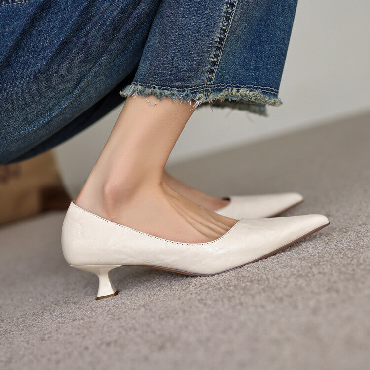 Low-heeled leather pumps