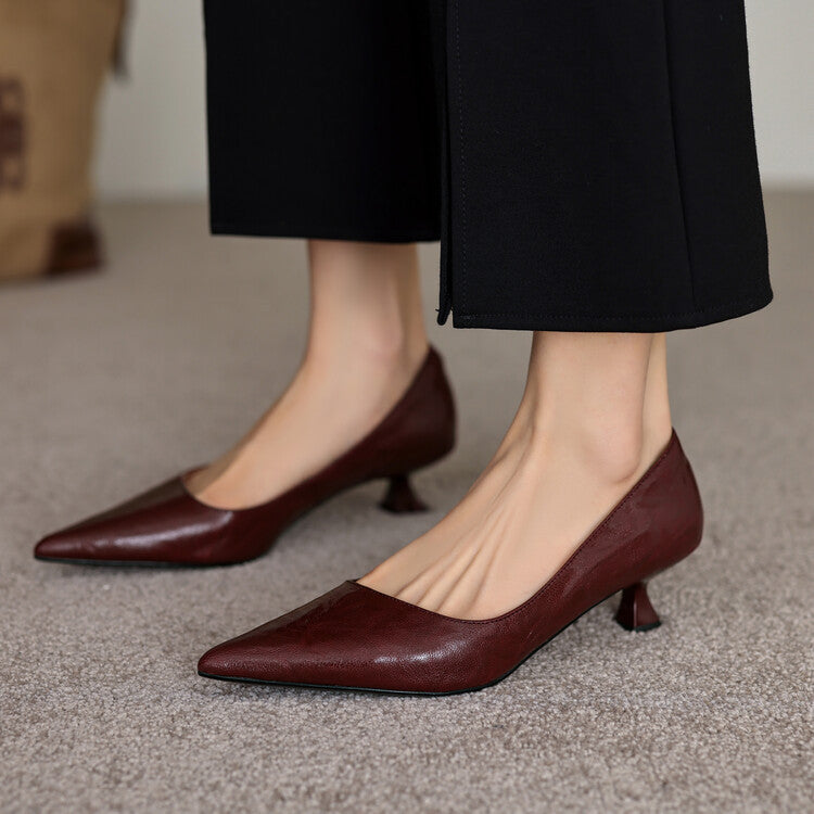 Low-heeled leather pumps