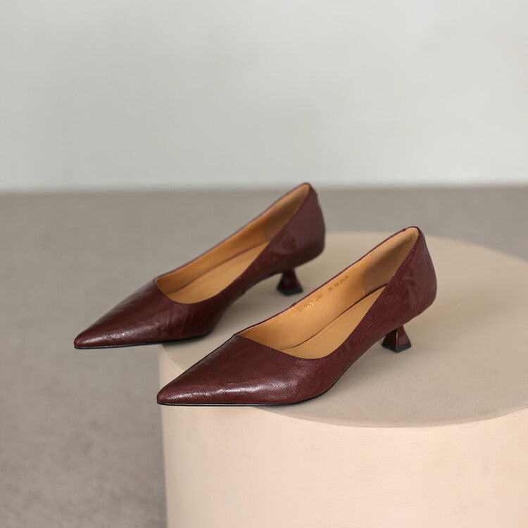 Low-heeled leather pumps
