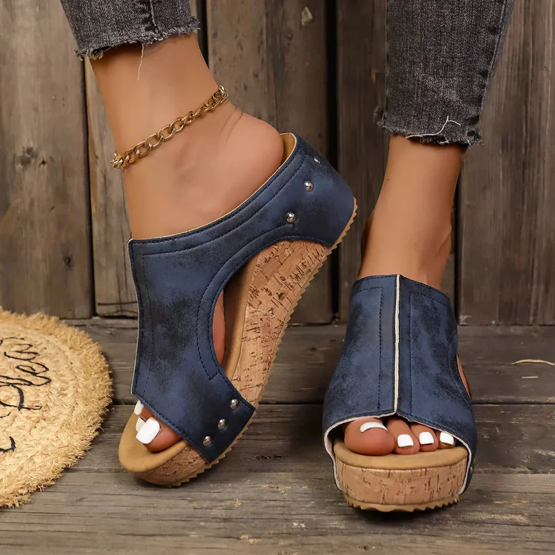 Lumi orthopedic sandals with wedge and studs