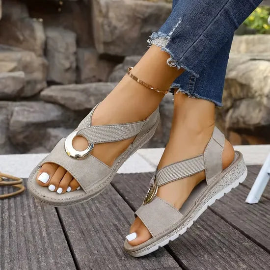 Elegant orthopedic sandals with adjustable support