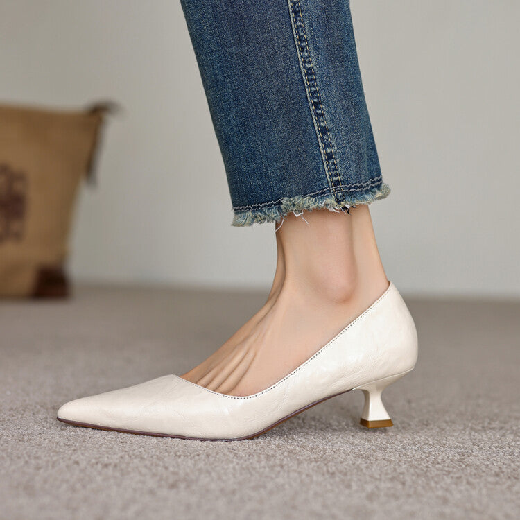 Low-heeled leather pumps