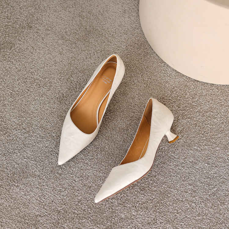 Low-heeled leather pumps