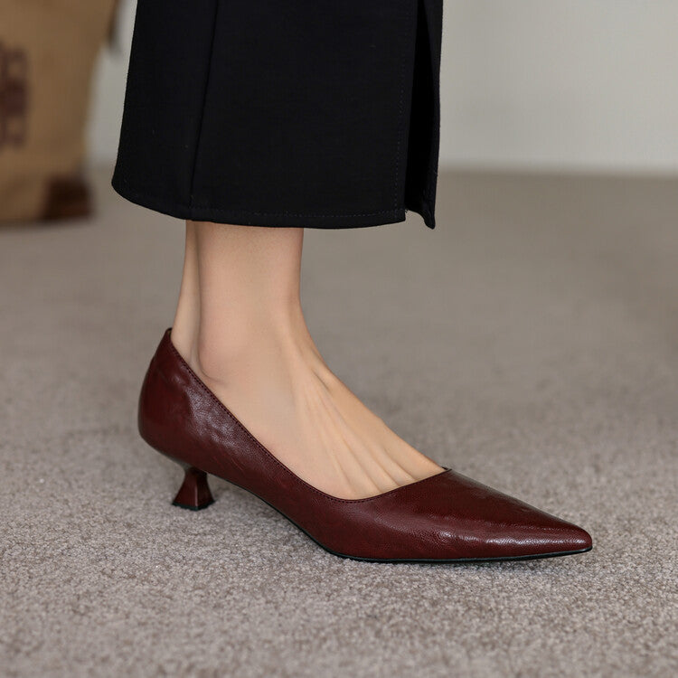 Low-heeled leather pumps