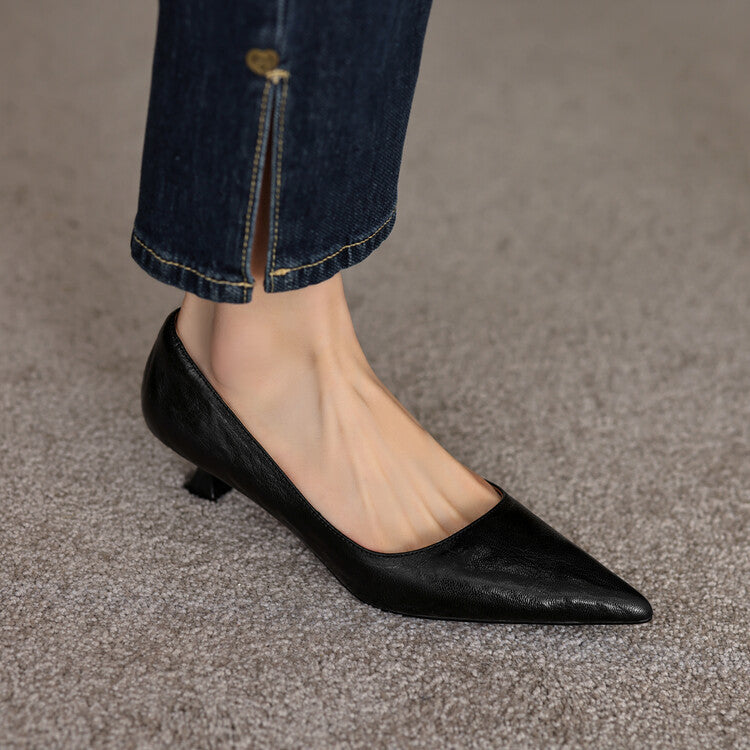 Low-heeled leather pumps