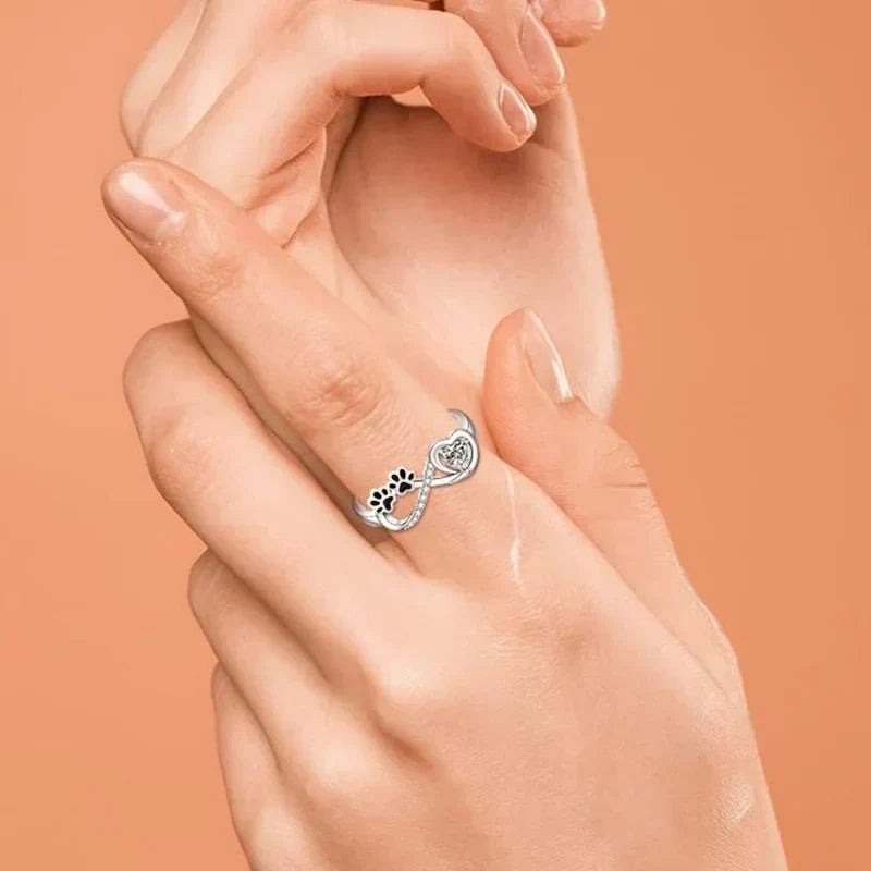 Ring with zirconia in the shape of a paw with a design in the form of a heart and infinity